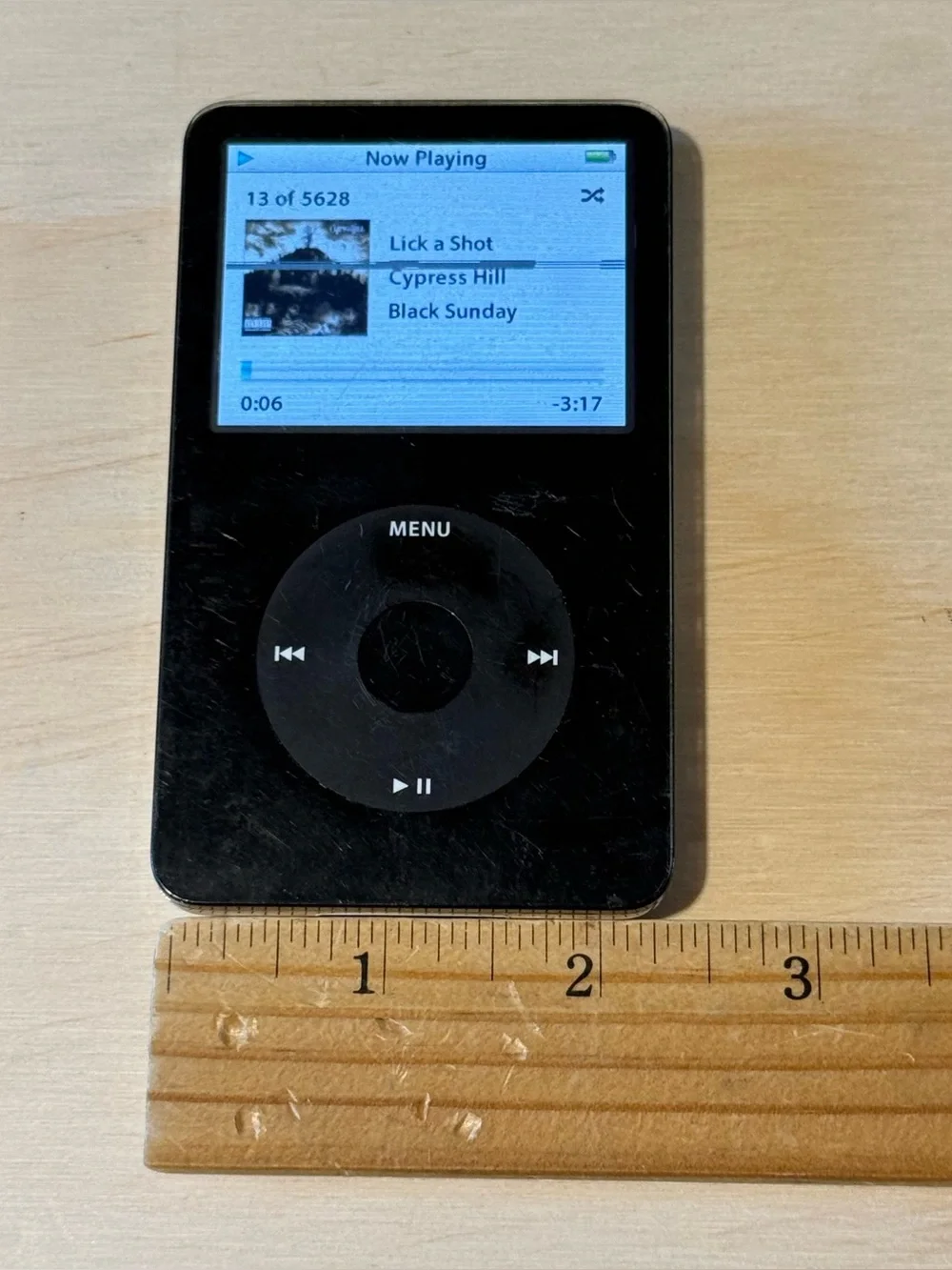 iPod Model:A1136 5thGen 30GB Wht Tested Great Bat 10-12hr w/5628-Song-Char Read